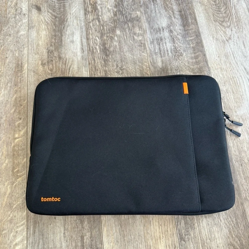 Like new! Tomtoc tomtoc 360° Protective Laptop Sleeve for 17” - Black Nylon